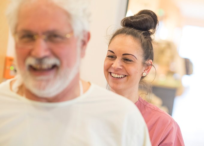 Patient und Krankenschwester im Gemeinschaftskrankenhaus Havelhöhe, Anthroposophische Pflege