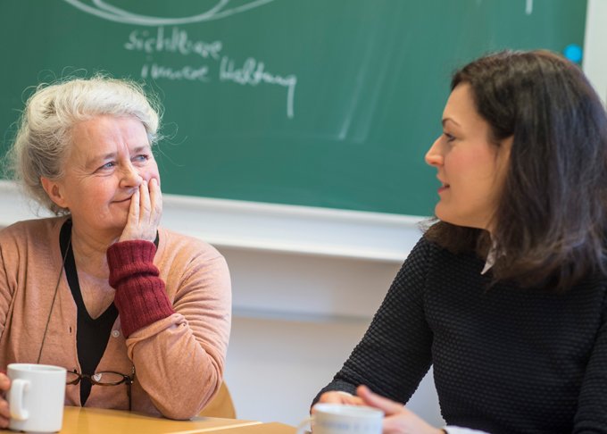 Susann Güsmar, Pflegeleitung im GKH Havelhöhe, im Gespräch mit Maria Jung, Pflegeexpertin für Anthroposophische Pflege